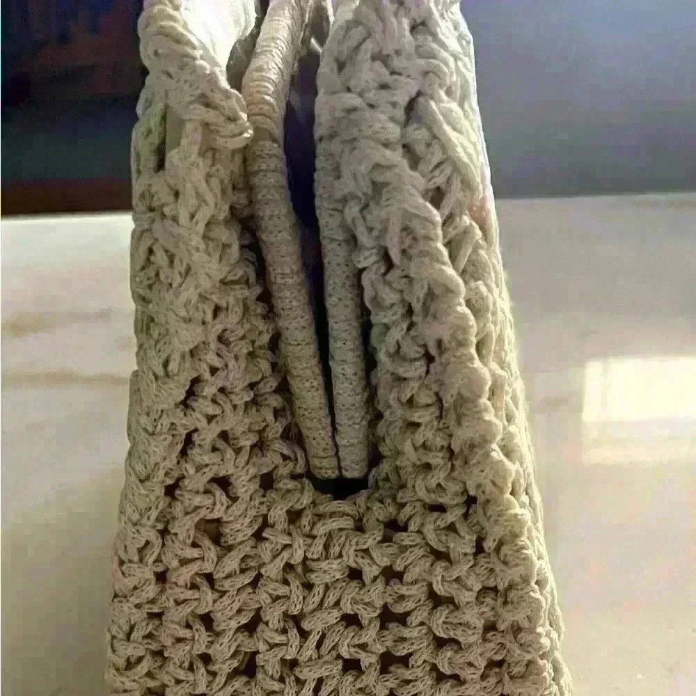 Vintage woven cream colored ladies handbag. - Picture 7 of 10